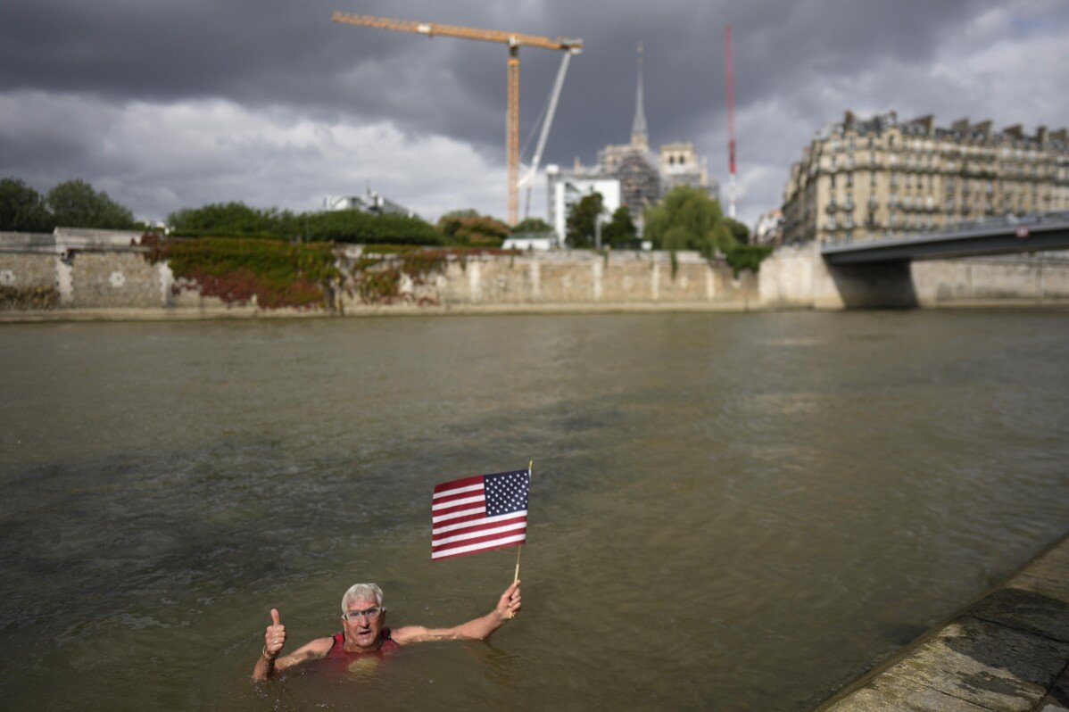 Seorang Warga Amerika Berenang di Sungai Seine Paris Sebelum Olimpiade Meskipun Mengkhawatirkan Kontaminasi